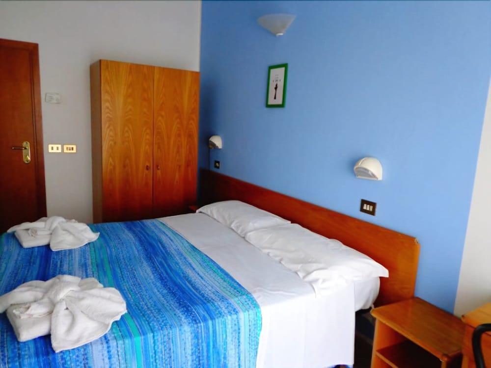 Hotel Santiago リミニ エクステリア 写真