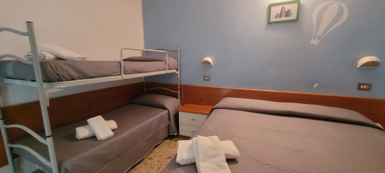 Hotel Santiago リミニ エクステリア 写真