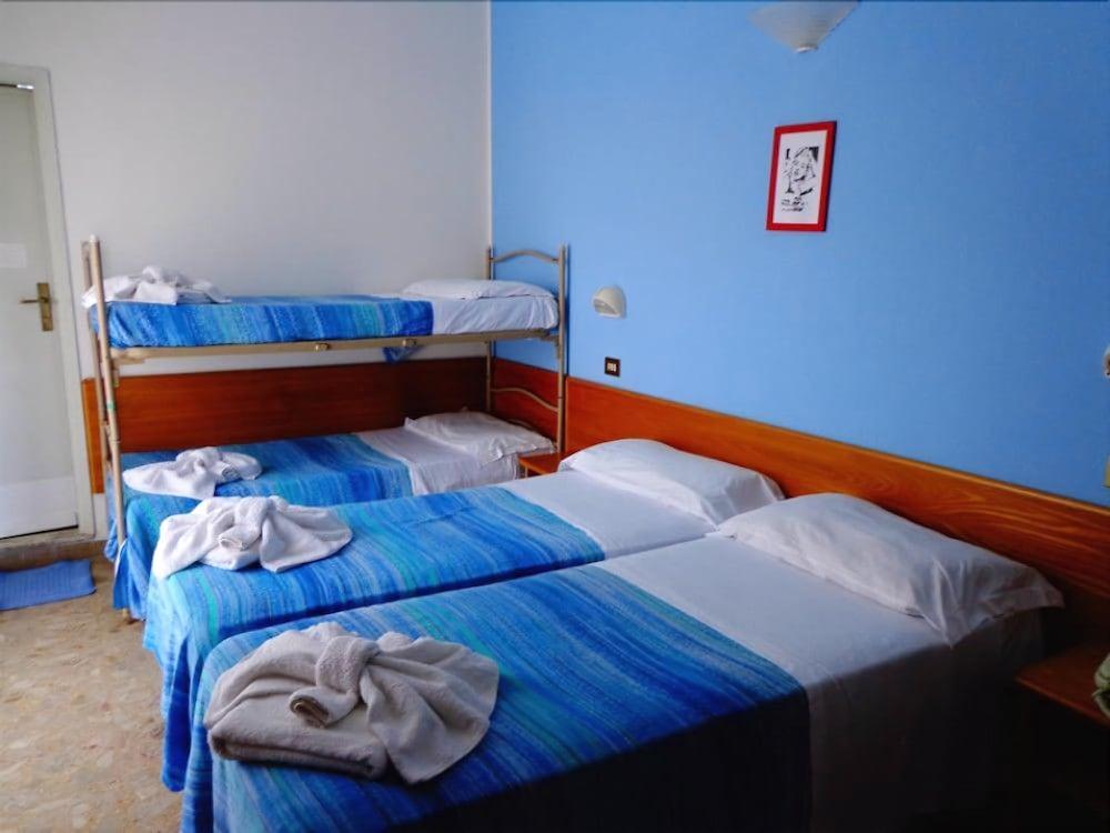 Hotel Santiago リミニ エクステリア 写真