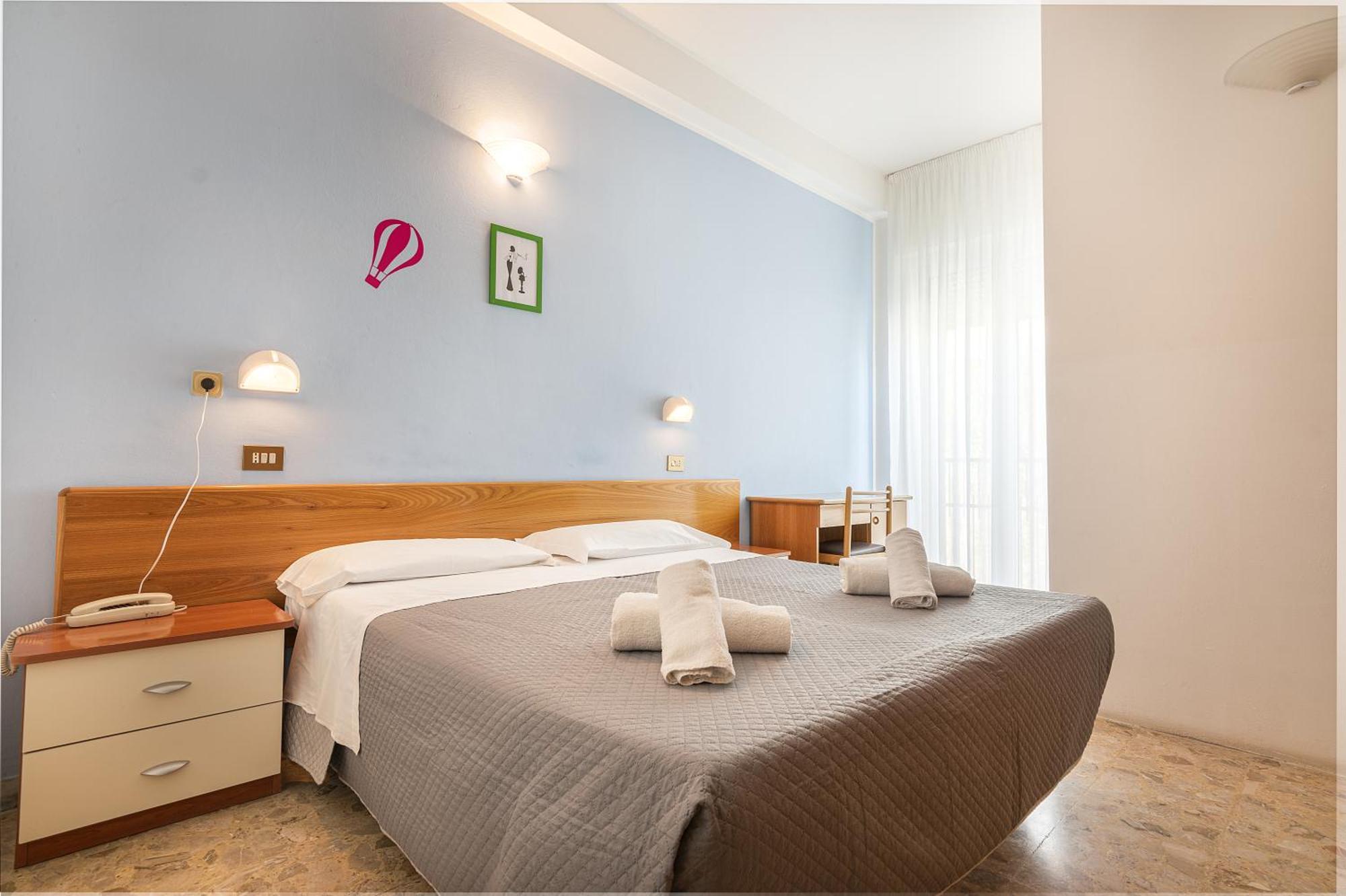 Hotel Santiago リミニ エクステリア 写真